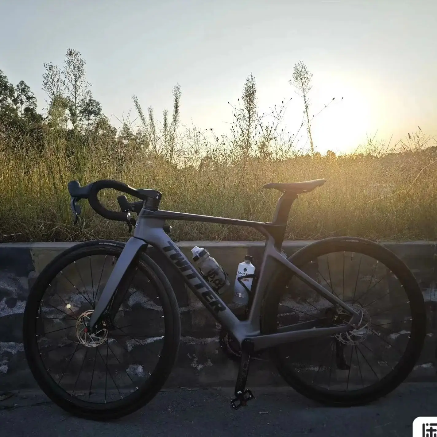 TWITTER R5pro Carbon Fiber Road Bike 22/24 Speed Racing with Hydraulic Disc Brakes Available in 7 Sizes 43.5-56cm
TWITTER R5pro Carbon Fiber Road Bike 22/24 Speed Racing with Hydraulic Disc Brakes Available in 7 Sizes 43.5-56cm