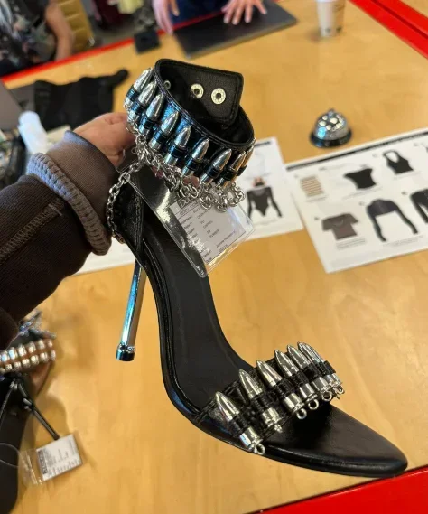 2025 New Catwalk Bullet Chain Roman Sandals Ladies Stilettos Black/brown Summer Sexy Fashion Party Casual Open Toe Sandals
2025 New Catwalk Bullet Chain Roman Sandals Ladies Stilettos Black/brown Summer Sexy Fashion Party Casual Open Toe Sandals