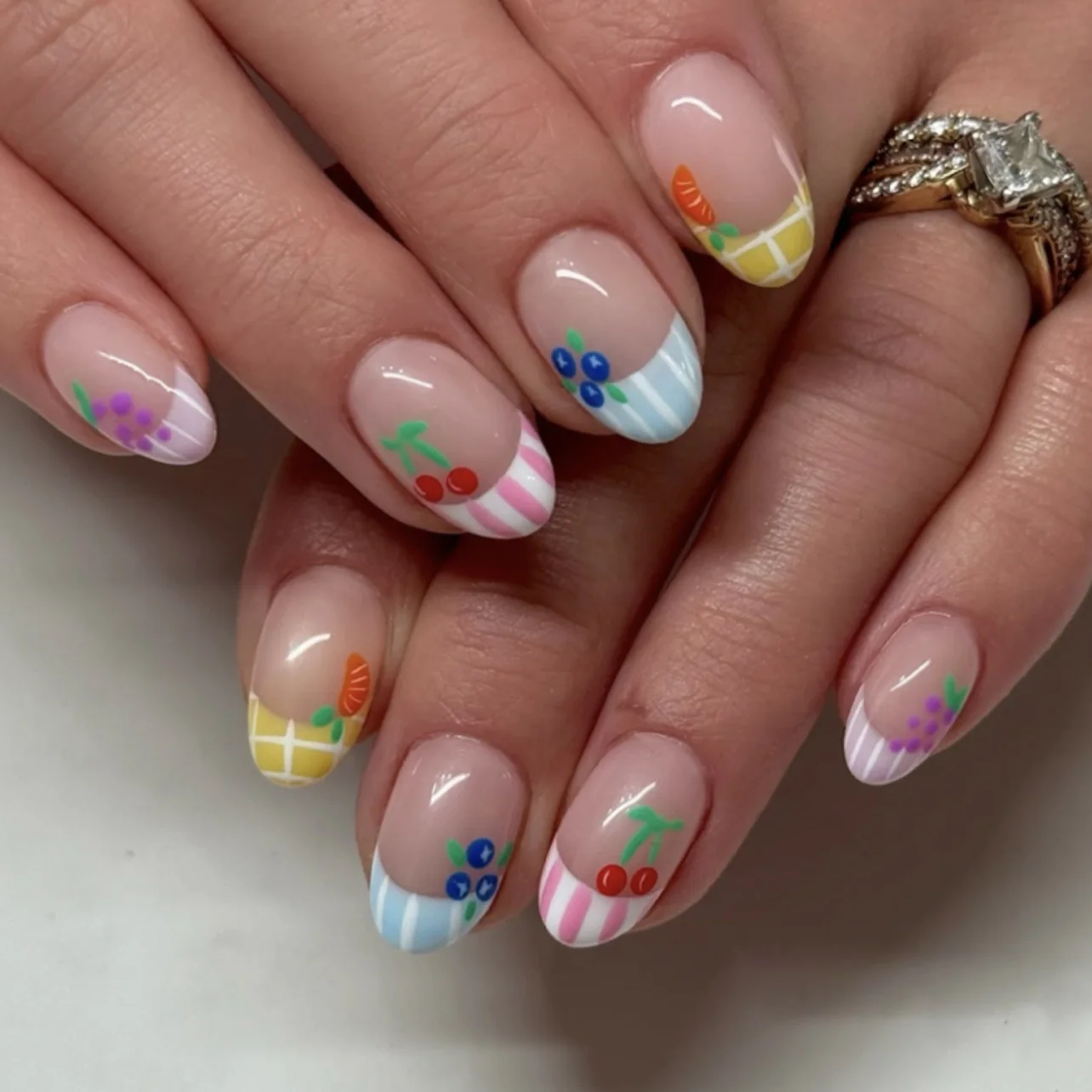 24Pcs Short Round Almond Press On Nails, Nude with Multicolor French Tips & Fruit Pattern Fake Nails for Summer
24Pcs Short Round Almond Press On Nails, Nude with Multicolor French Tips & Fruit Pattern Fake Nails for Summer
