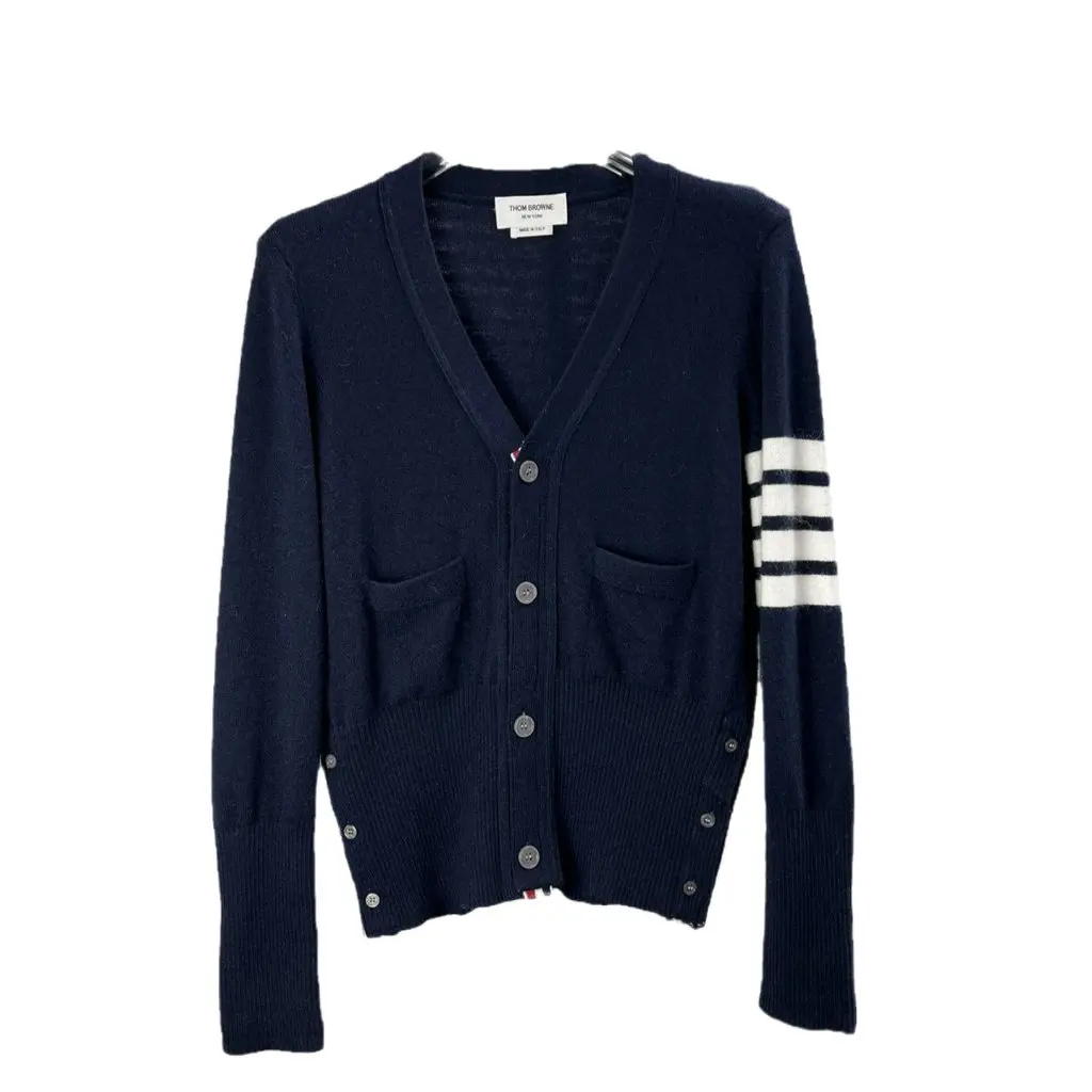 Unisex College Style Button Cardigan V-Neck Casual Sweater Four-Bar Striped Cashmere High Version 25Sstb
Unisex College Style Button Cardigan V-Neck Casual Sweater Four-Bar Striped Cashmere High Version 25Sstb
