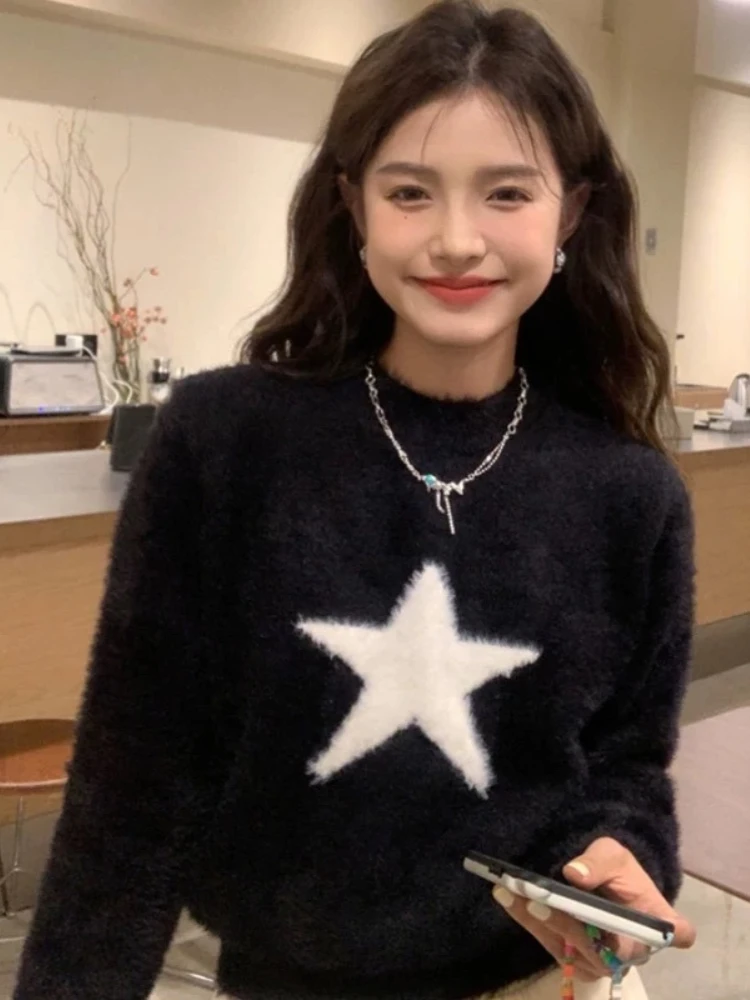 Черный пуловер в стиле ретро с белой звездой для женщин, осень-зима 2025, новый пушистый свободный короткий вязаный топ из меха норки Sueter Mujer
Черный пуловер в стиле ретро с белой звездой для женщин, осень-зима 2025, новый пушистый свободный короткий вязаный топ из меха норки Sueter Mujer