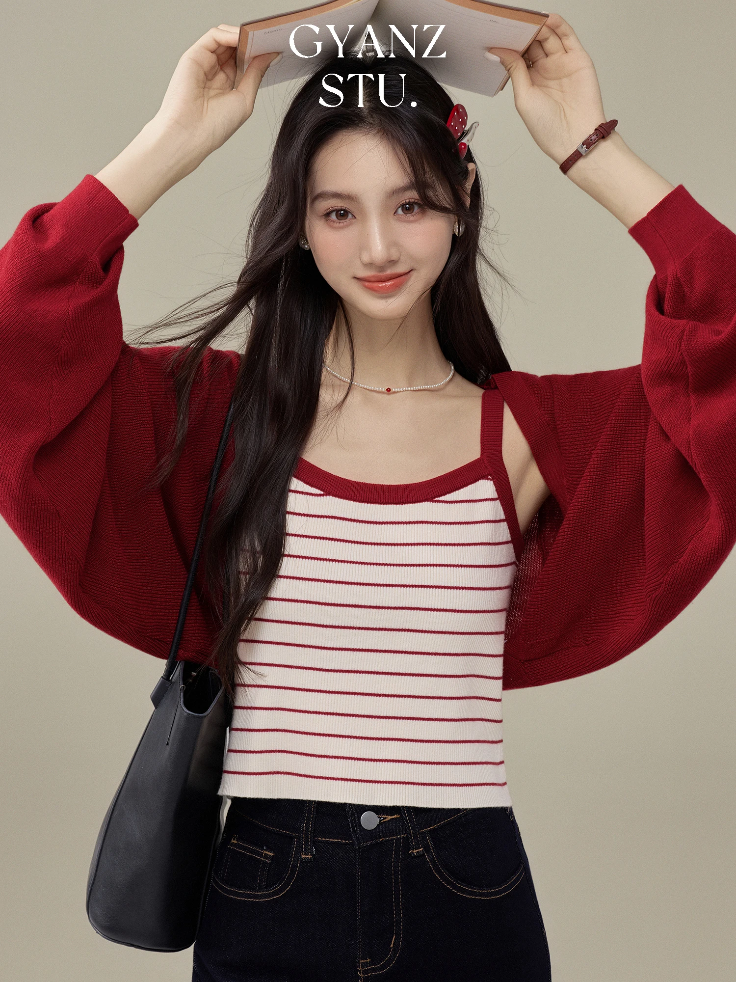 Красный вязаный свитер-пальто в полоску, повседневный свободный комплект из двух предметов для женщин, осенняя новинка, корейский стиль, удобный крой
Красный вязаный свитер-пальто в полоску, повседневный свободный комплект из двух предметов для женщин, осенняя новинка, корейский стиль, удобный крой