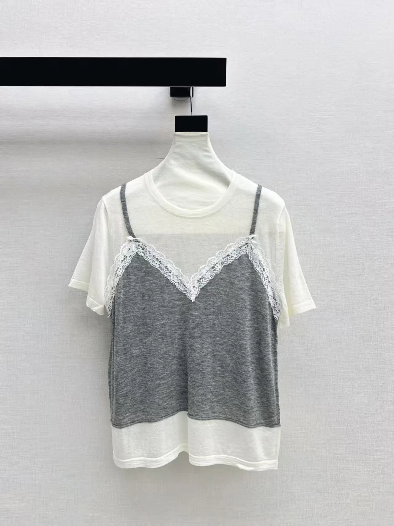 High quality spring and summer new women's spliced lace fake two-piece knitted T-shirt top
High quality spring and summer new women's spliced lace fake two-piece knitted T-shirt top
