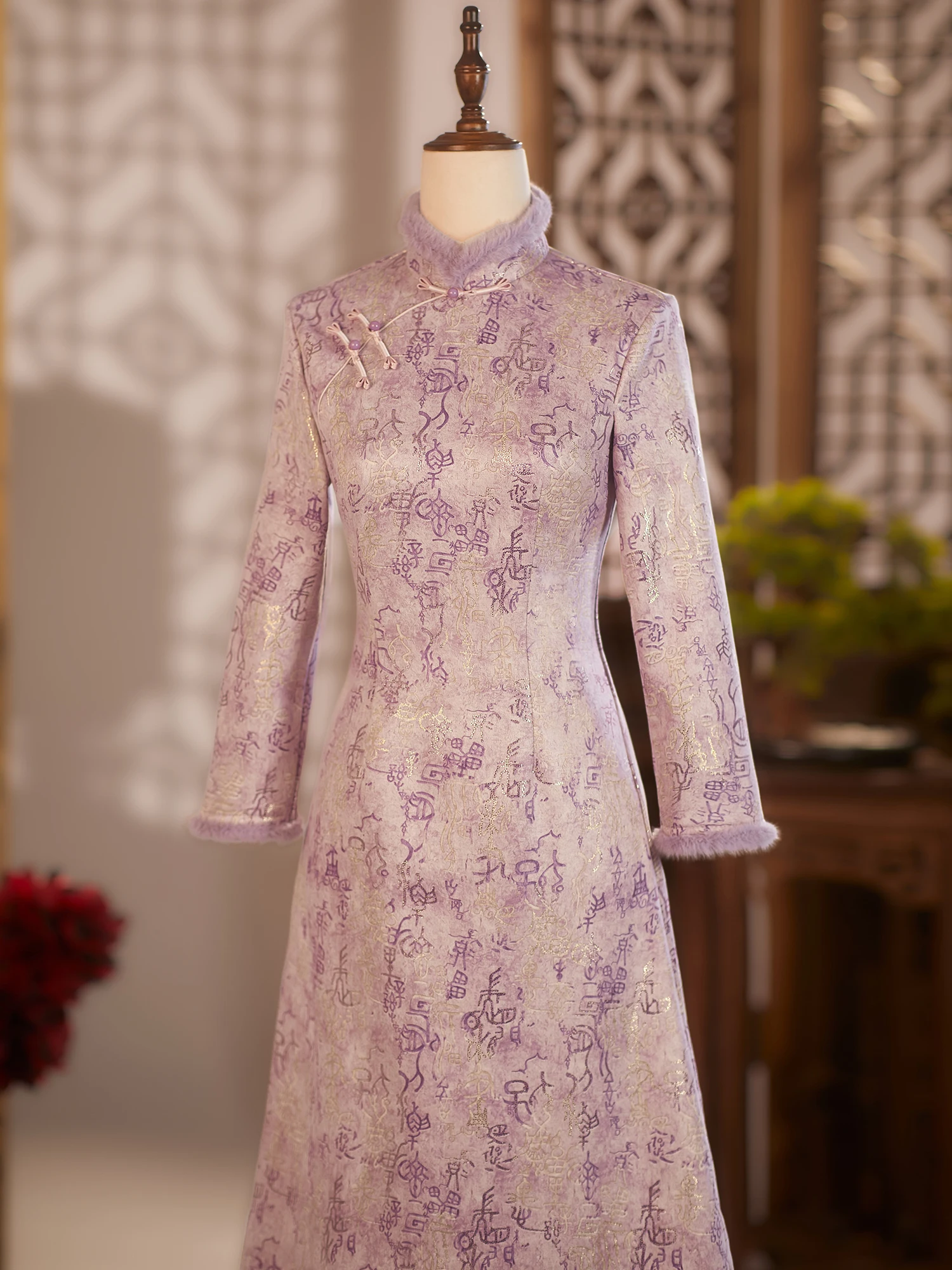 Pink Suede Velvet Wedding Dr for Mothers in Winter Glowing Gold Embroidery Qipao Mid-Length Long Sve Floral P...
Pink Suede Velvet Wedding Dr for Mothers in Winter Glowing Gold Embroidery Qipao Mid-Length Long Sve Floral P...