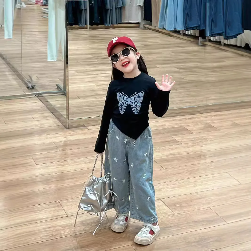 Top and Pants Set with Sweet Temperament Bow Shaped Irregular Triangle Hem Black T-shirt Embroidered Bow Jeans Two-piece Set
Top and Pants Set with Sweet Temperament Bow Shaped Irregular Triangle Hem Black T-shirt Embroidered Bow Jeans Two-piece Set