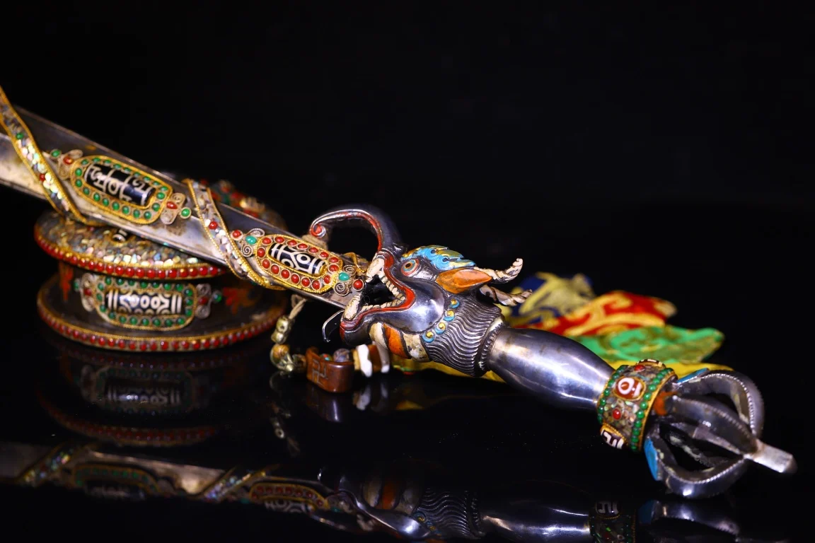 23"Old Xizang Folk Collection Old Tiantie Cinnabar Painted Dragon Head Manjushri Sword Vajra Phurpa Worship Hall Town house
23"Old Xizang Folk Collection Old Tiantie Cinnabar Painted Dragon Head Manjushri Sword Vajra Phurpa Worship Hall Town house