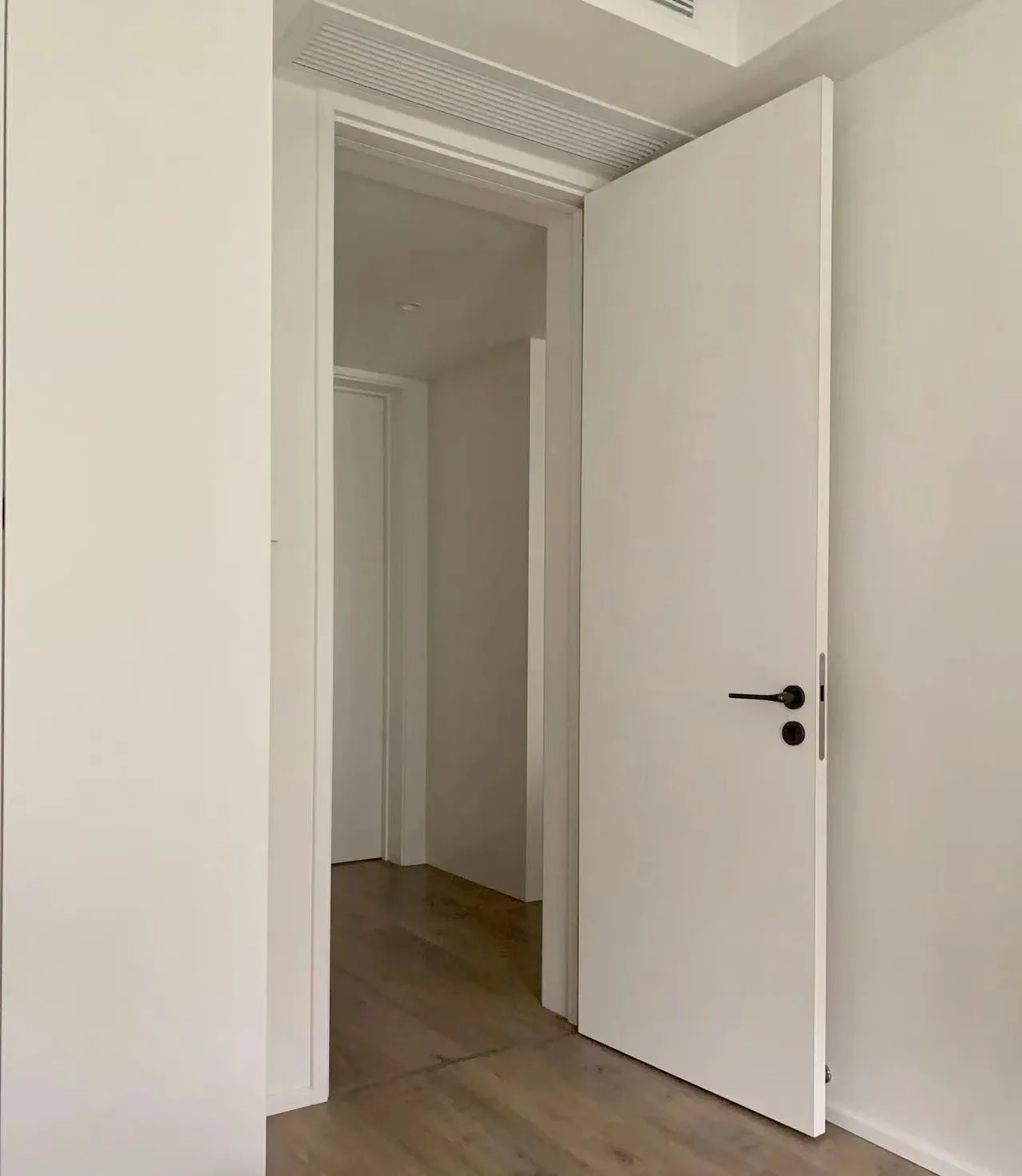 Minimalist paint composite door, flat bedroom door, soundproof and moisture-proof room door, pure white wooden door
Minimalist paint composite door, flat bedroom door, soundproof and moisture-proof room door, pure white wooden door