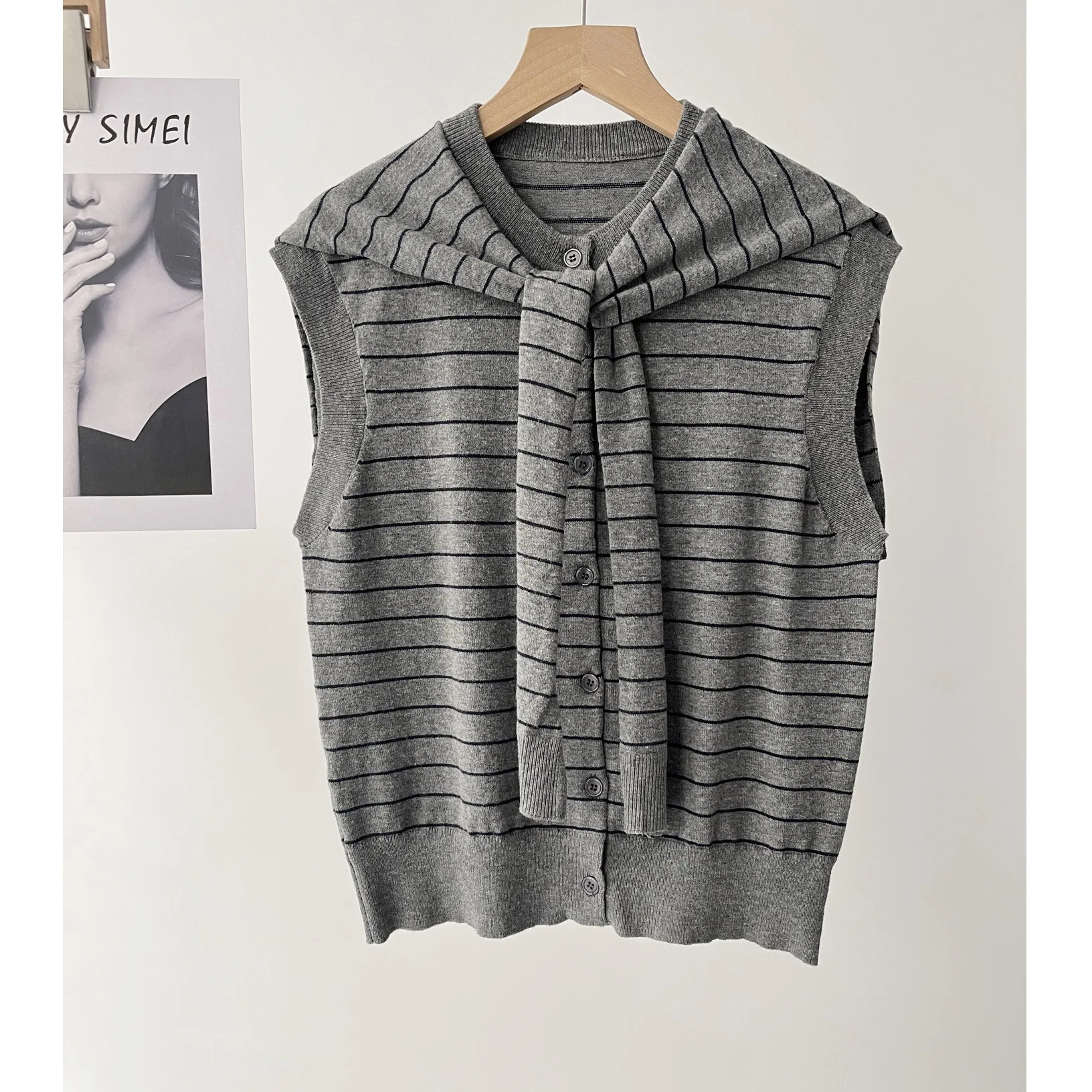 Women's high-intelligence commuter knitted sweater shawl collar sleeveless striped vest 16a-0151
Women's high-intelligence commuter knitted sweater shawl collar sleeveless striped vest 16a-0151