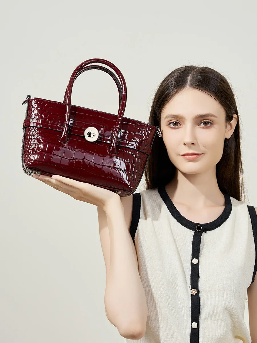 2024 new women's bag fashion leather premium sense handbag commuting temperament shoulder tote large bag
2024 new women's bag fashion leather premium sense handbag commuting temperament shoulder tote large bag