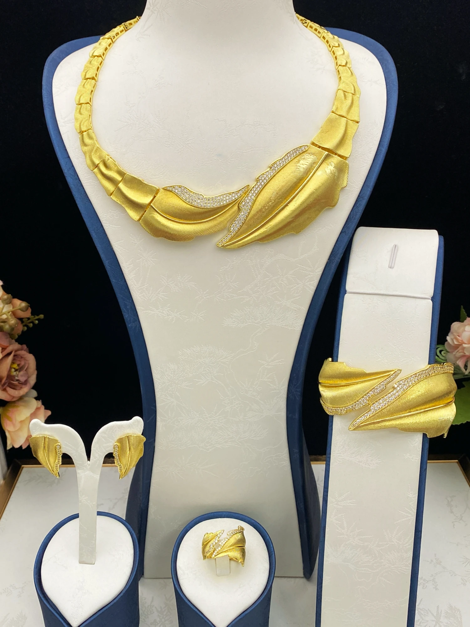 Изысканный ювелирный набор Flora: позолоченное медное украшение с цирконами для невесты, свадебный комплект из колье, браслета, серег и кольца для элегантных женщин (нигерийский стиль)
Изысканный ювелирный набор Flora: позолоченное медное украшение с цирконами для невесты, свадебный комплект из колье, браслета, серег и кольца для элегантных женщин (нигерийский стиль)