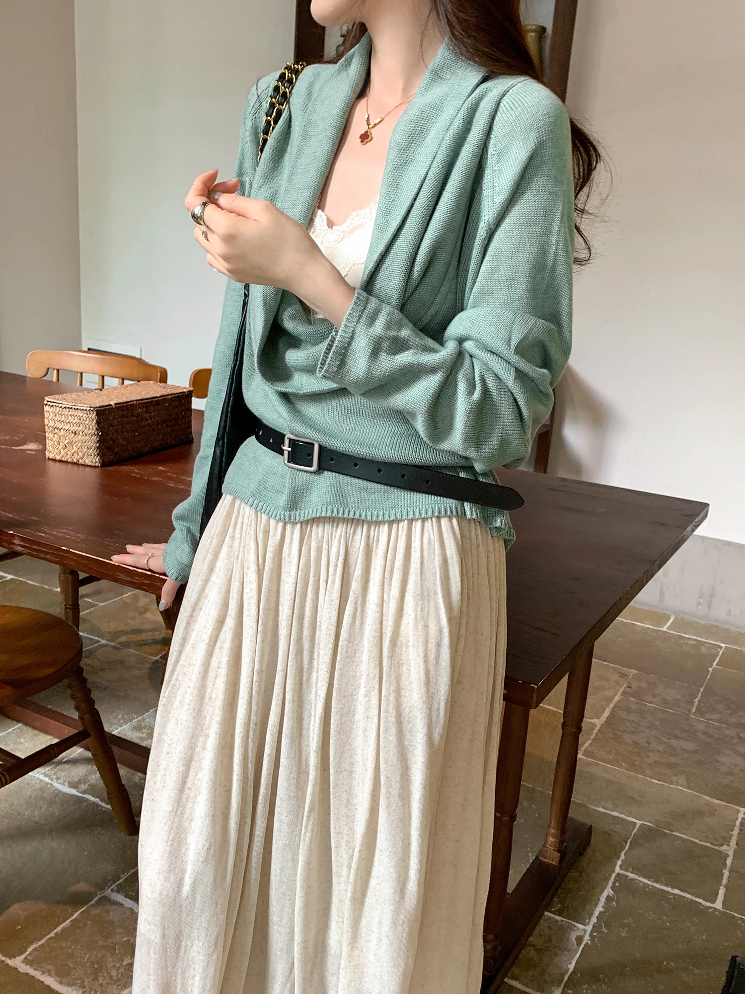 Early Autumn Unique Knitted Long Sleeve Wrap Shirt Women's Fashionable Beautiful Small Top V-neck Loose Fit Comfortable Korea...
Early Autumn Unique Knitted Long Sleeve Wrap Shirt Women's Fashionable Beautiful Small Top V-neck Loose Fit Comfortable Korea...