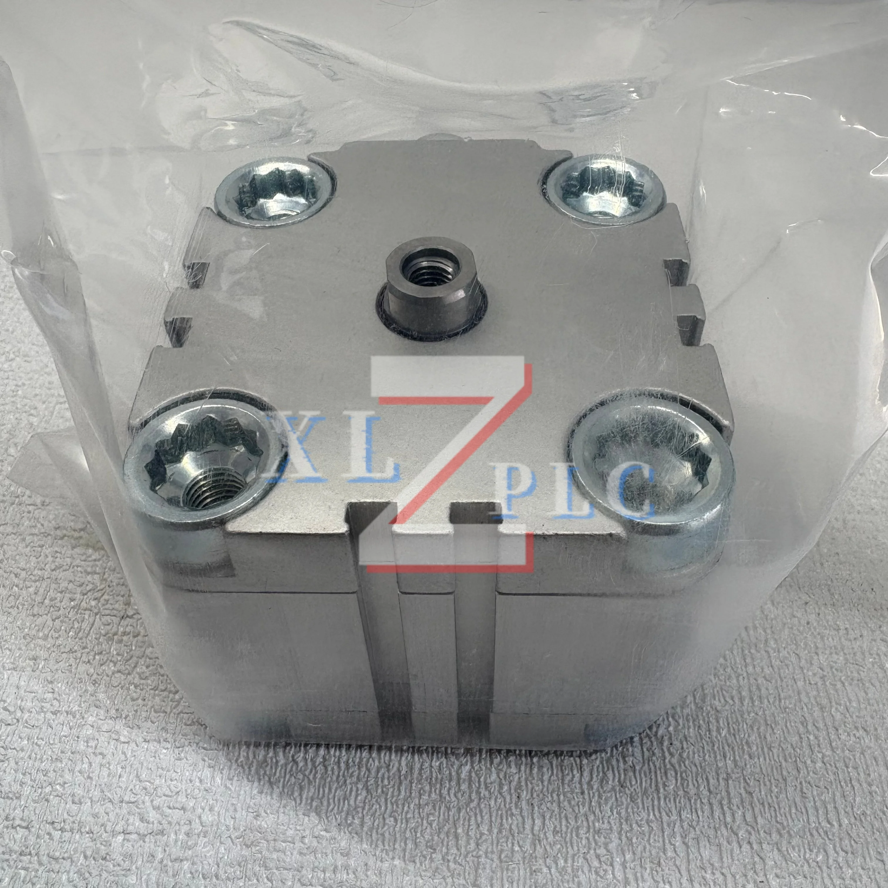 Cylinder new in box ADVU-63-20-P-A 156561
Cylinder new in box ADVU-63-20-P-A 156561