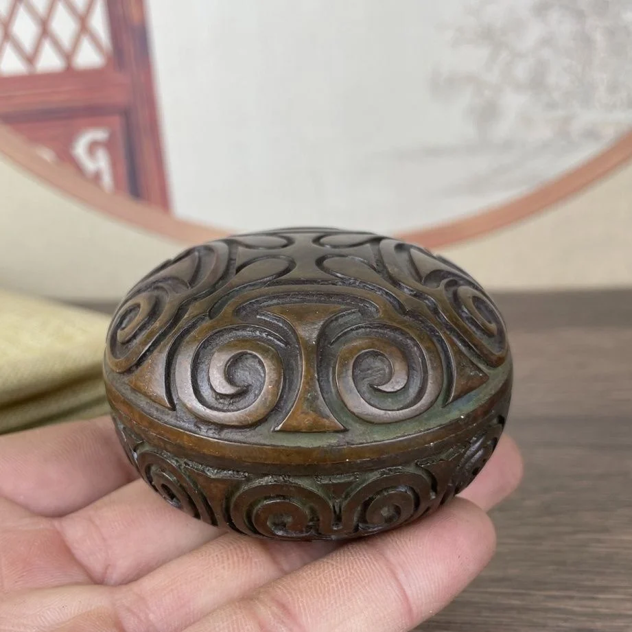 Ruyi pattern inkpad box ink box cigarette grease box copper study desk ink brake
Ruyi pattern inkpad box ink box cigarette grease box copper study desk ink brake
