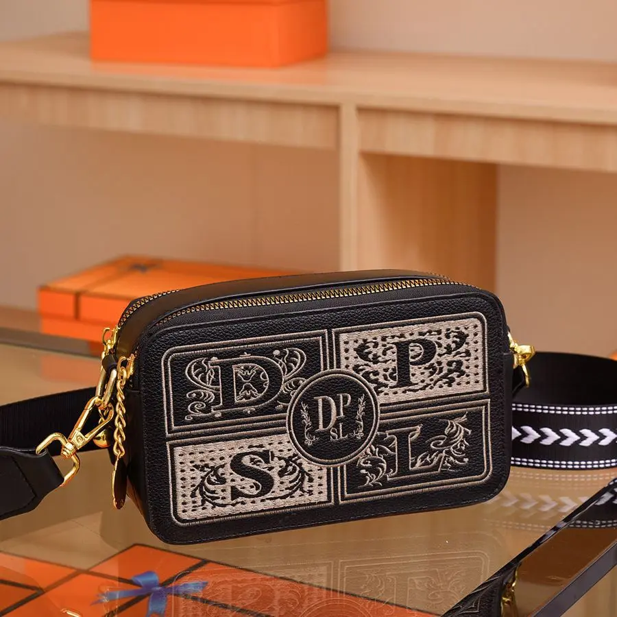 2025 Artisan Box Bag: Celine-Style Crossbody with Embroidered Strap - Adjustable Chain for Gallery Events & Parisian Cafés
2025 Artisan Box Bag: Celine-Style Crossbody with Embroidered Strap - Adjustable Chain for Gallery Events & Parisian Cafés