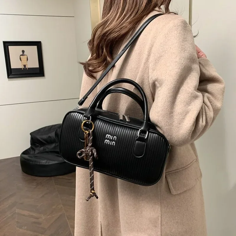 Ladies Classic Tote Handbag Luxury Designer Diaper Bag Elegant Leather Large Capacity Crossbody Messenger Bag Simple
Ladies Classic Tote Handbag Luxury Designer Diaper Bag Elegant Leather Large Capacity Crossbody Messenger Bag Simple