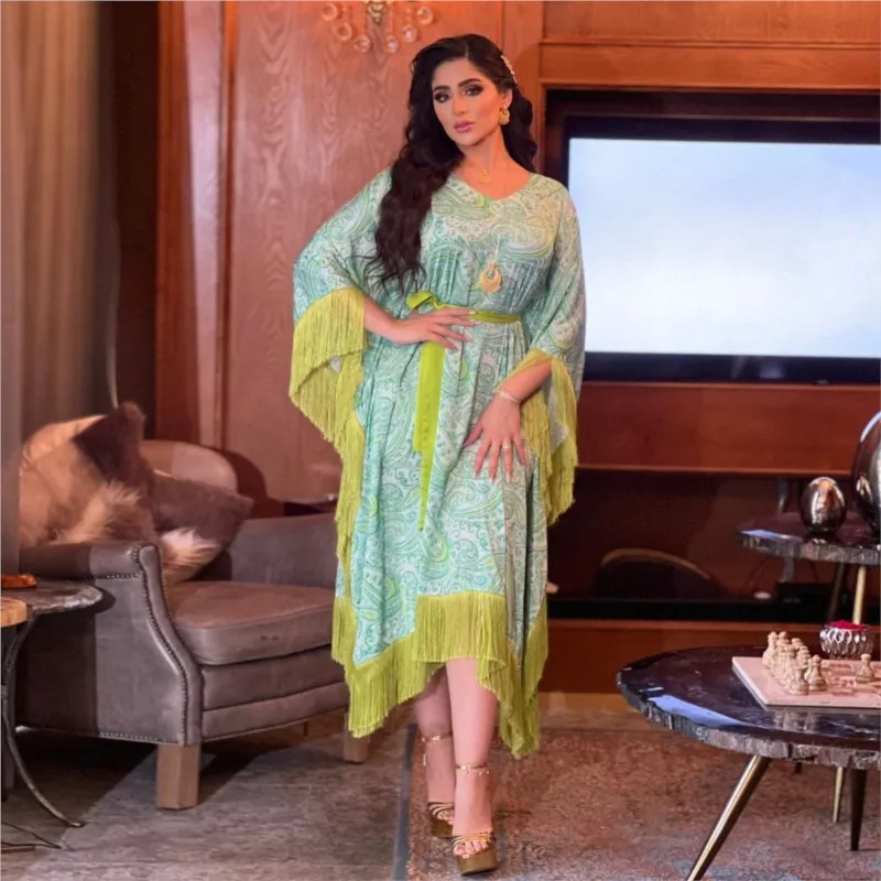 Fashion Muslim Women's Wear Green Tassel Batwing Sleeve plus Size Southeast Asian Dress
Fashion Muslim Women's Wear Green Tassel Batwing Sleeve plus Size Southeast Asian Dress