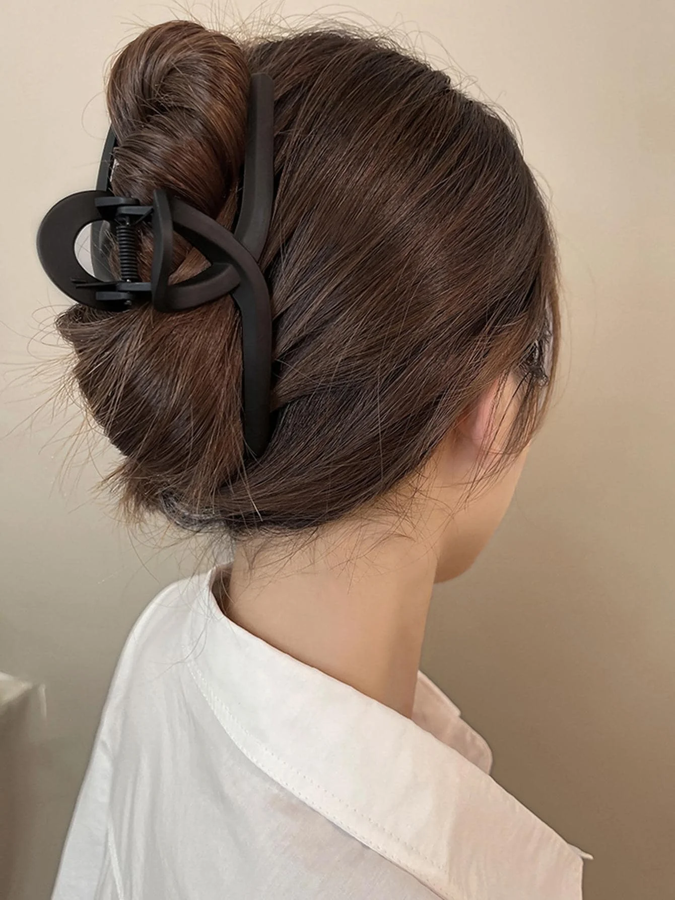 1pc Women's Matte Black Wavy Large Hair Claw Clip, Stylish And Simple Hair Accessory Casual Hair Clips Hair Jaw Clip Hair Clamps Hair Clutch Hair Claw Clip Fall Winter Hair Accessories For Women For Vacation Outfits Woman Summer Outfits,Festival,Party
1pc Women's Matte Black Wavy Large Hair Claw Clip, Stylish And Simple Hair Accessory Casual Hair Clips Hair Jaw Clip Hair Clamps Hair Clutch Hair Claw Clip Fall Winter Hair Accessories For Women For Vacation Outfits Woman Summer Outfits,Festival,Party