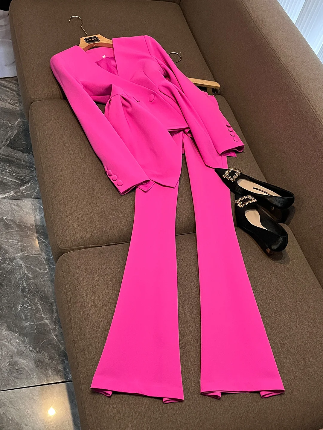 Ele Slim Fit комплект костюма трапециевидной формы с поясом-колокольчиком для женщин, зима 2025 Faion, повседневная шикарная рабочая одежда китайского бренда
Ele Slim Fit комплект костюма трапециевидной формы с поясом-колокольчиком для женщин, зима 2025 Faion, повседневная шикарная рабочая одежда китайского бренда