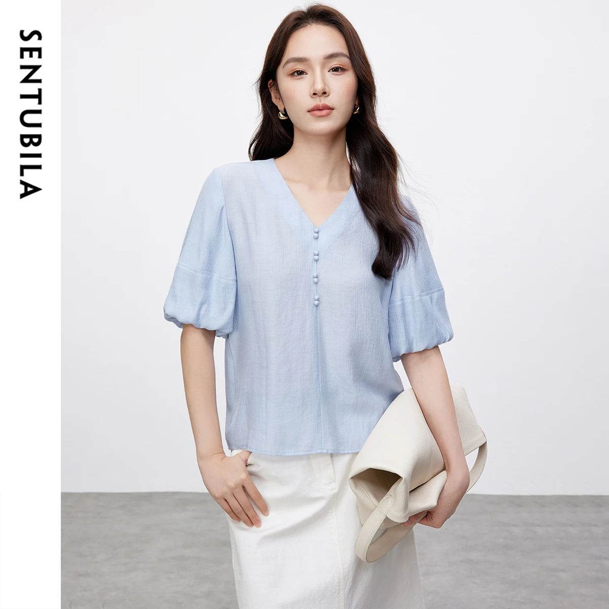SENTUBILA Chiffon Blouse For Women 2025 New Fashion Elegant Office Lady V Neck Puff Sleeve Cozy Tops Summer Blouse 152V59023
SENTUBILA Chiffon Blouse For Women 2025 New Fashion Elegant Office Lady V Neck Puff Sleeve Cozy Tops Summer Blouse 152V59023