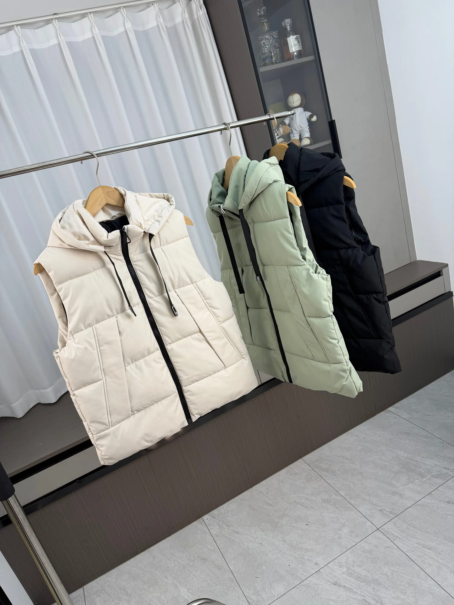 Strongly Recommended Men's Cotton Vest Jaet with Detachable Hat Warm Casual Faionable Stand Fit Winter Outerwear
Strongly Recommended Men's Cotton Vest Jaet with Detachable Hat Warm Casual Faionable Stand Fit Winter Outerwear