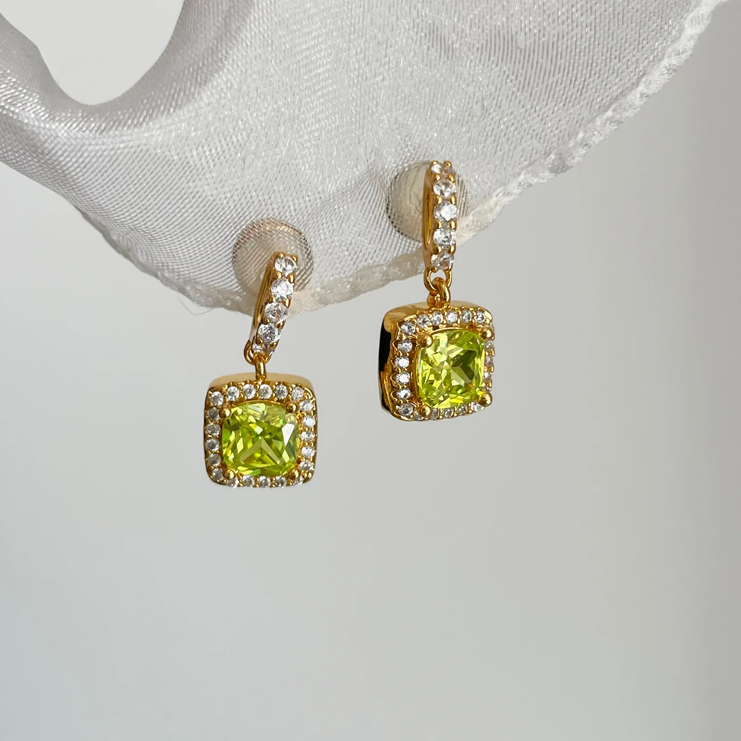 Olive Green Square Sugar Flash cube Zircon Earrings Elegant Necklace Set for women
Olive Green Square Sugar Flash cube Zircon Earrings Elegant Necklace Set for women