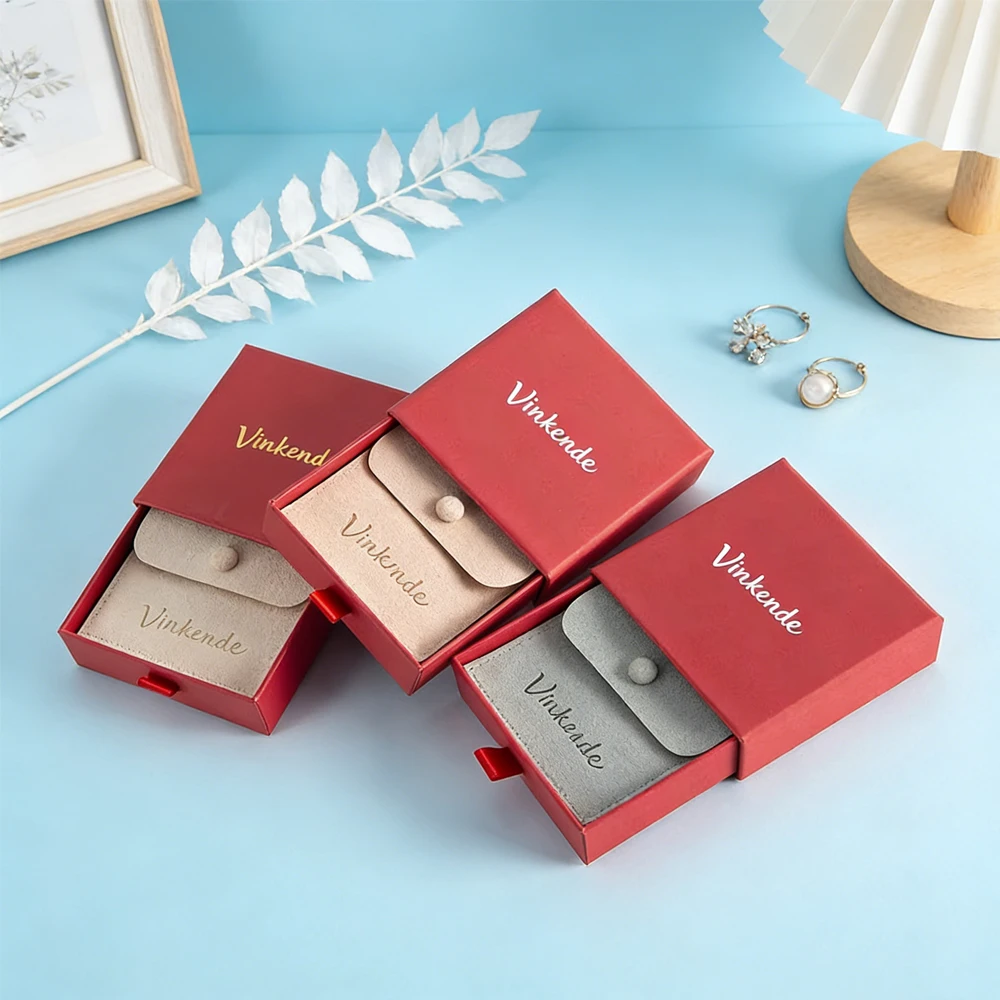 Custom Logo 9x9x1.7cm Red Cardboard Drawer Boxes With 8x8cm Microfiber Snap Bag DIY Jewelry Earrings Necklace Packaging Box Bags
Custom Logo 9x9x1.7cm Red Cardboard Drawer Boxes With 8x8cm Microfiber Snap Bag DIY Jewelry Earrings Necklace Packaging Box Bags