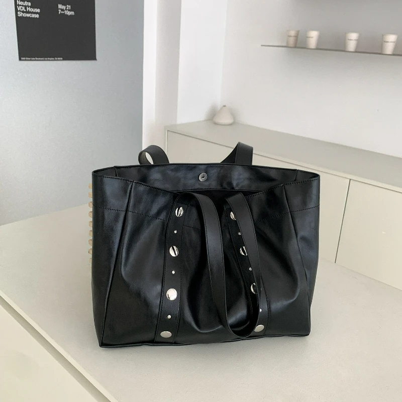 New Fashion Simple Top Handle Bag Large Capacity Soft PU Shoulder Bag for Women Comfortable and Texture Versatile Commuting Bag
New Fashion Simple Top Handle Bag Large Capacity Soft PU Shoulder Bag for Women Comfortable and Texture Versatile Commuting Bag