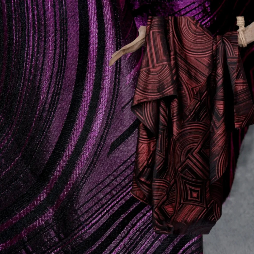 Ретро Черный Красный Этнический Стиль Жаккардовая Ткань Геометрический Узор Яркая Нить Одежда Дизайнерские Ткани для Швейного Материала 
Ретро Черный Красный Этнический Стиль Жаккардовая Ткань Геометрический Узор Яркая Нить Одежда Дизайнерские Ткани для Швейного Материала