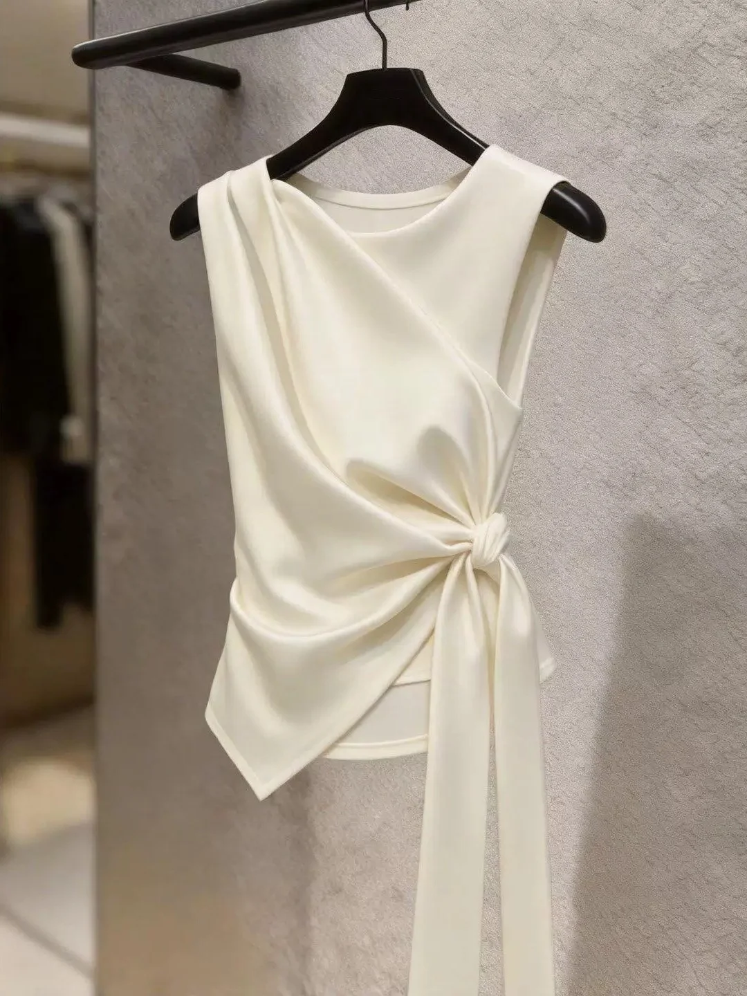 Chic Necktie Sleeveless Top Commute Fashionable Slimming Design Summer 2026 Silk Women's Vest Versatile Stylish Small Shirt
Chic Necktie Sleeveless Top Commute Fashionable Slimming Design Summer 2026 Silk Women's Vest Versatile Stylish Small Shirt