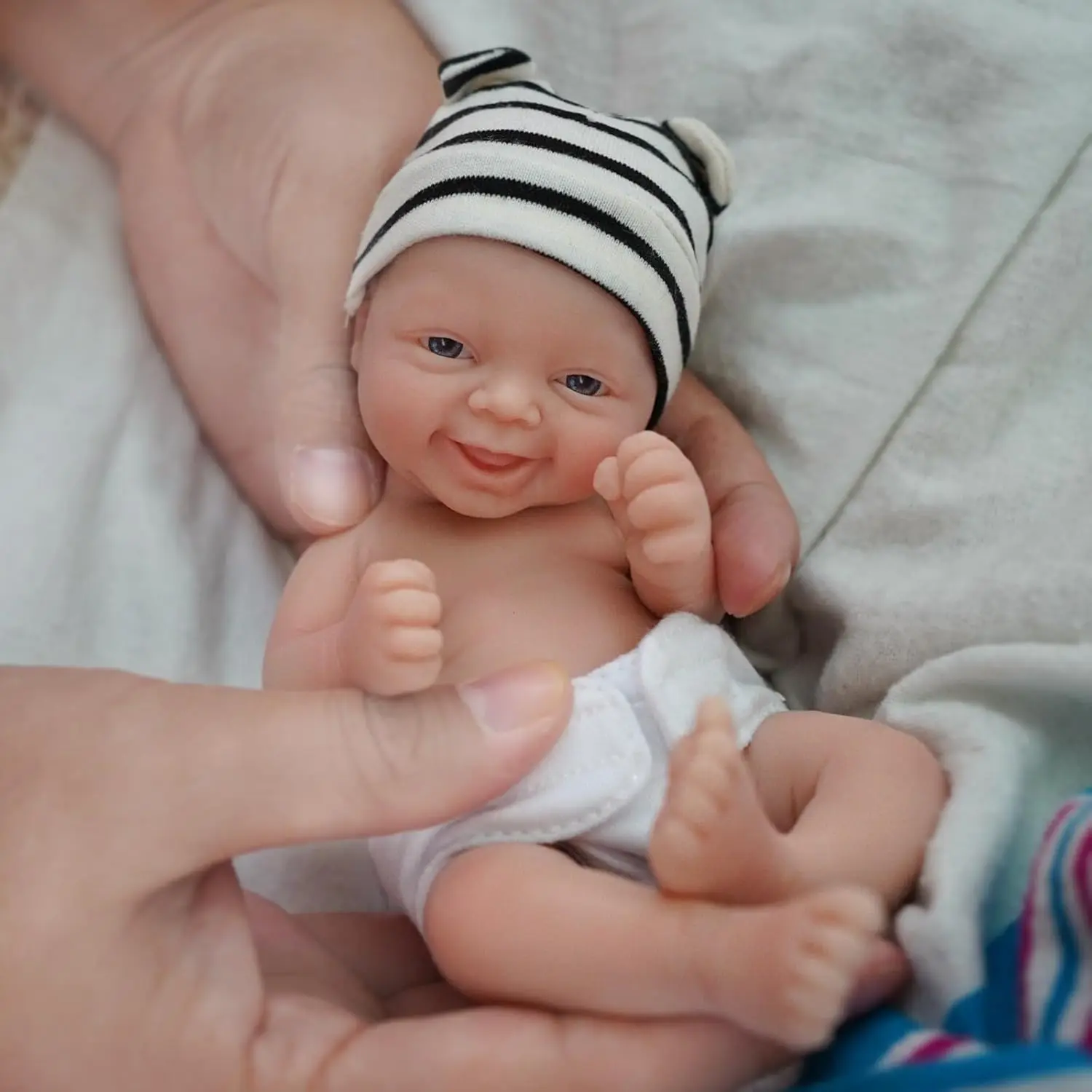 7" Reborn Baby Doll, Mini Silicone Full Body Girl, Realistic Newborn, Handmade Stress Relief Doll, 1 Doll + 2 Sets of Clothes
7" Reborn Baby Doll, Mini Silicone Full Body Girl, Realistic Newborn, Handmade Stress Relief Doll, 1 Doll + 2 Sets of Clothes