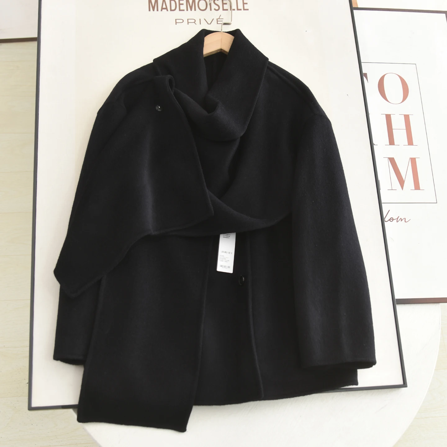 Шерстяное пальто Ele с шарфом, повседневная свободная посадка, зимняя новинка от Xiao Ai, высококачественная женская верхняя одежда Faion
Шерстяное пальто Ele с шарфом, повседневная свободная посадка, зимняя новинка от Xiao Ai, высококачественная женская верхняя одежда Faion