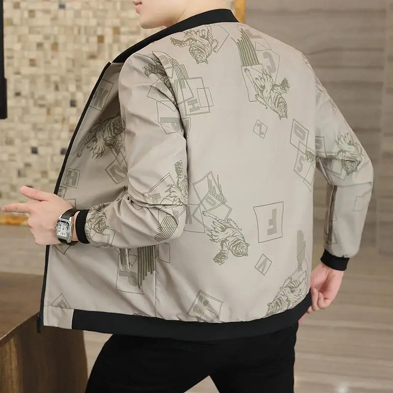 Fashionable Short Baseball Collar Jacket for Young Men Spring Autumn New Style Slim Fit Trendy Coat Urban Style Zipper Closure
Fashionable Short Baseball Collar Jacket for Young Men Spring Autumn New Style Slim Fit Trendy Coat Urban Style Zipper Closure