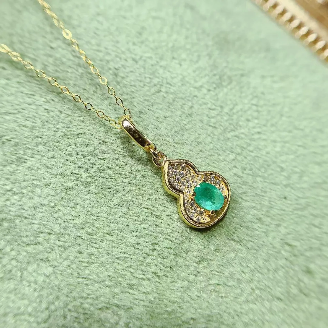 A Masterpiece of Women Jewelry S925 Silver Pendant Boasts A Flawless Natural Emerald A Crystal Clear Gem for The Elegant Woman
A Masterpiece of Women Jewelry S925 Silver Pendant Boasts A Flawless Natural Emerald A Crystal Clear Gem for The Elegant Woman