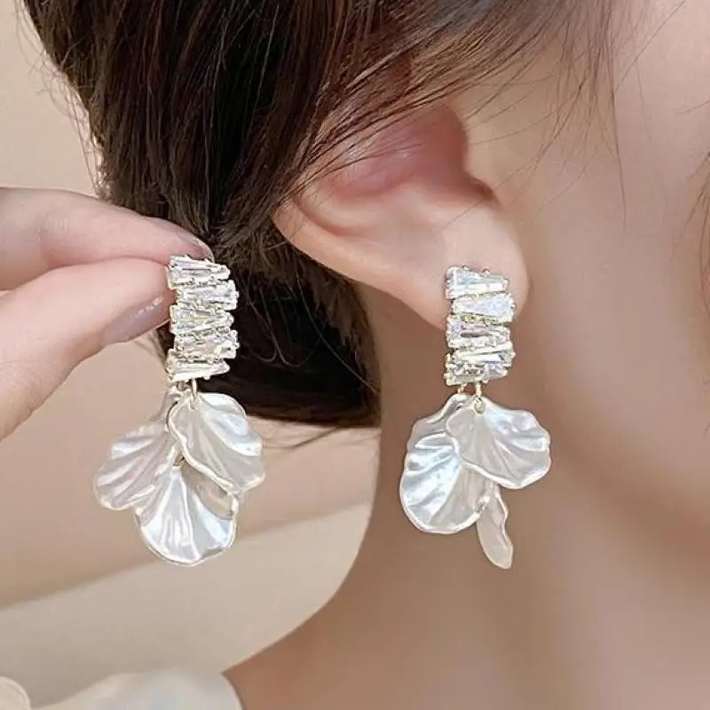 925 Silver Needle Korean Fashion White Flower Tassel Earrings For Women Jewelry 2026 Trending French Women's Crystal Earrings
925 Silver Needle Korean Fashion White Flower Tassel Earrings For Women Jewelry 2026 Trending French Women's Crystal Earrings