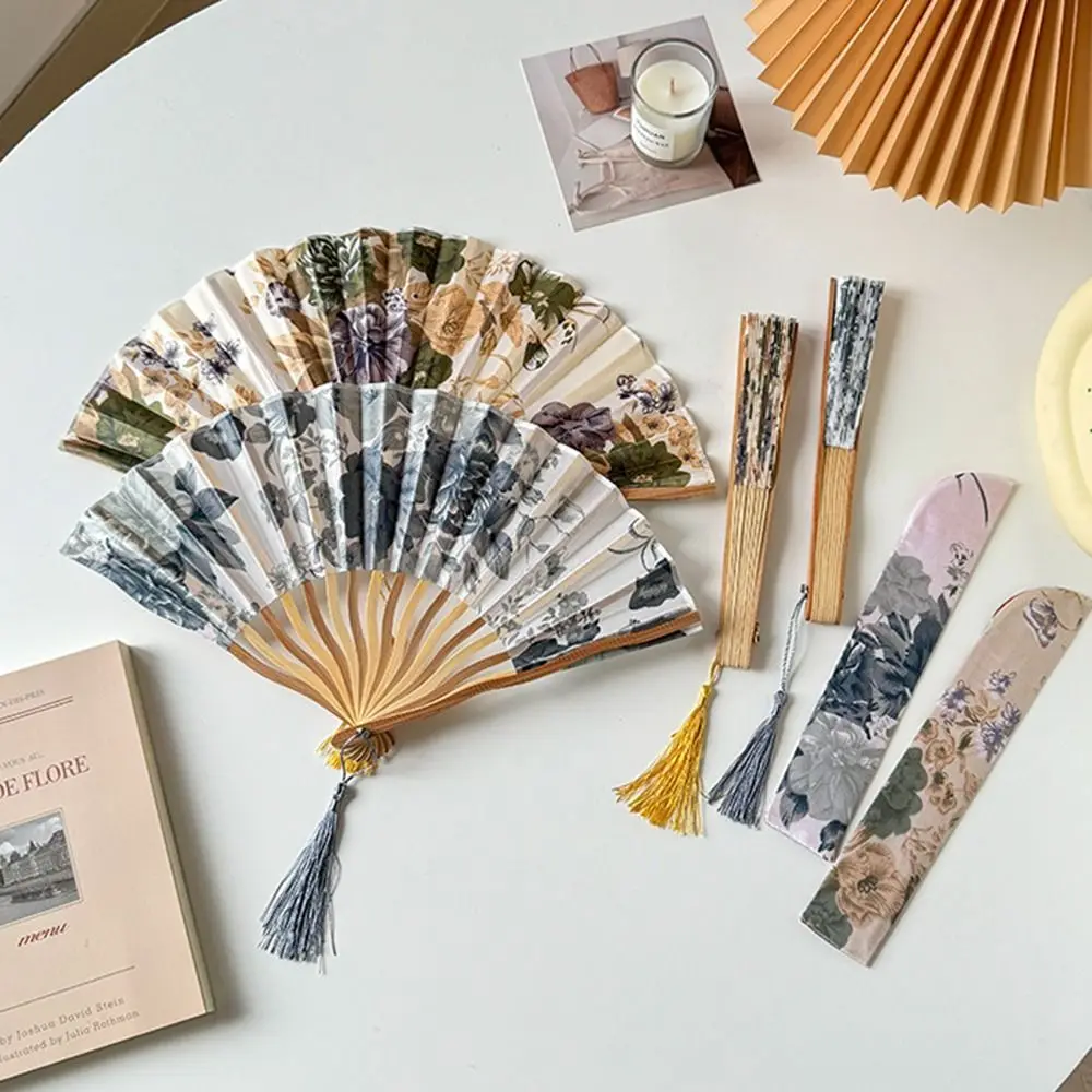 Vintage Chinese Style Silk Folding Fan Classical Flower Handheld Fan Photo Prop with Fan Cover Tassel Folding Fan Wedding
Vintage Chinese Style Silk Folding Fan Classical Flower Handheld Fan Photo Prop with Fan Cover Tassel Folding Fan Wedding