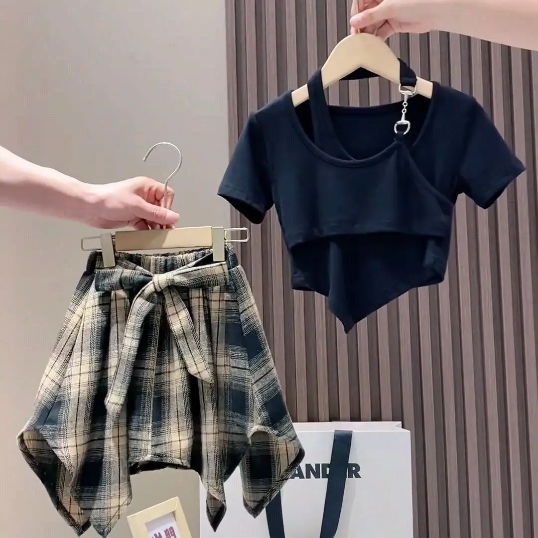 Girls' Summer Clothing Set New Children's Fashionable Hanging Neck Short sleeved T-shirt Skirt Pants Two Piece Set
Girls' Summer Clothing Set New Children's Fashionable Hanging Neck Short sleeved T-shirt Skirt Pants Two Piece Set