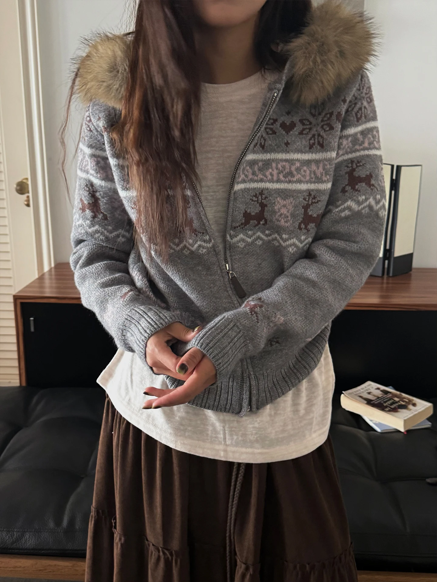 Вязаный свитер NIDEBLA в корейском стиле, женское пальто с капюшоном и меховым воротником, узор Fair Isle с оленями, повседневный кардиган, верхняя одежда
Вязаный свитер NIDEBLA в корейском стиле, женское пальто с капюшоном и меховым воротником, узор Fair Isle с оленями, повседневный кардиган, верхняя одежда