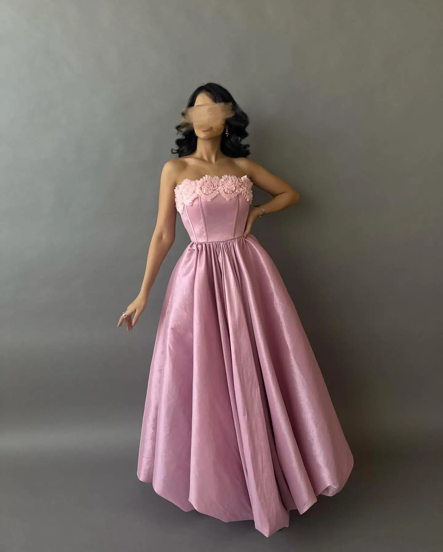 Customized High Quality Strapless Satin Flowers Evening Dresses Temperament Pleats Sweep Train Vestido De Festa Vestido De Noche
Customized High Quality Strapless Satin Flowers Evening Dresses Temperament Pleats Sweep Train Vestido De Festa Vestido De Noche