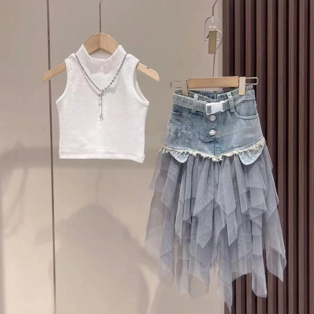 Girls summer set Korean version of foreign air 2025 new baby girls sleeveless vest mesh stitching denim skirt 100-160cm set
Girls summer set Korean version of foreign air 2025 new baby girls sleeveless vest mesh stitching denim skirt 100-160cm set