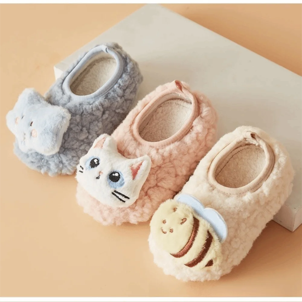 Пара зимних теплых тапочек для мальчиков и девочек, мягкие носки с противоскользящей подошвой для малышей, удобная домашняя обувь
Пара зимних теплых тапочек для мальчиков и девочек, мягкие носки с противоскользящей подошвой для малышей, удобная домашняя обувь