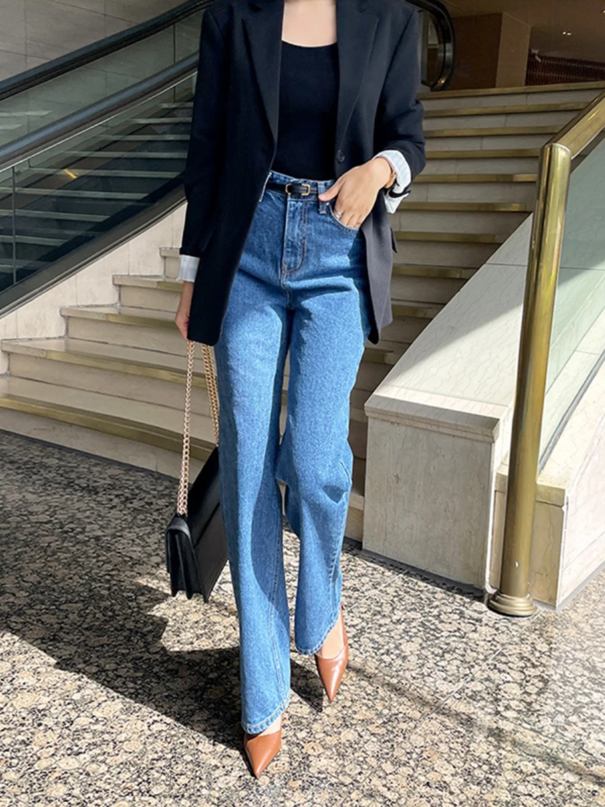 Джинсы с высокой талией и широкими штанинами, свободные прямые, в стиле ретро, женские, осенне-весенние, модные, стройнящие, длинные брюки
Джинсы с высокой талией и широкими штанинами, свободные прямые, в стиле ретро, женские, осенне-весенние, модные, стройнящие, длинные брюки