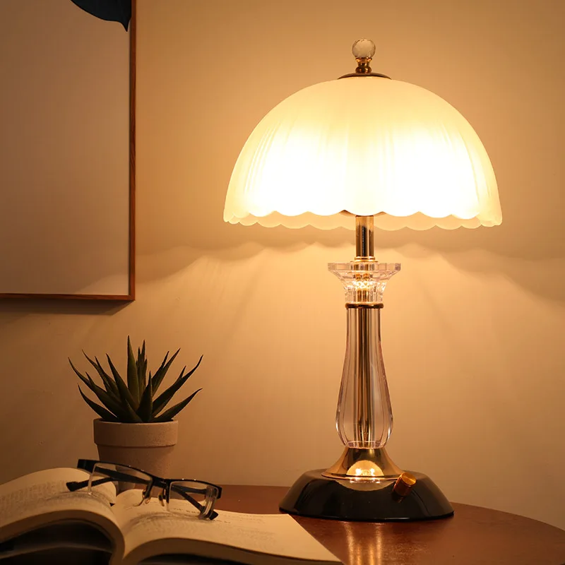 Table lamp bedroom bedside lamp simple modern bedside high-end bedside table light luxury table
Table lamp bedroom bedside lamp simple modern bedside high-end bedside table light luxury table