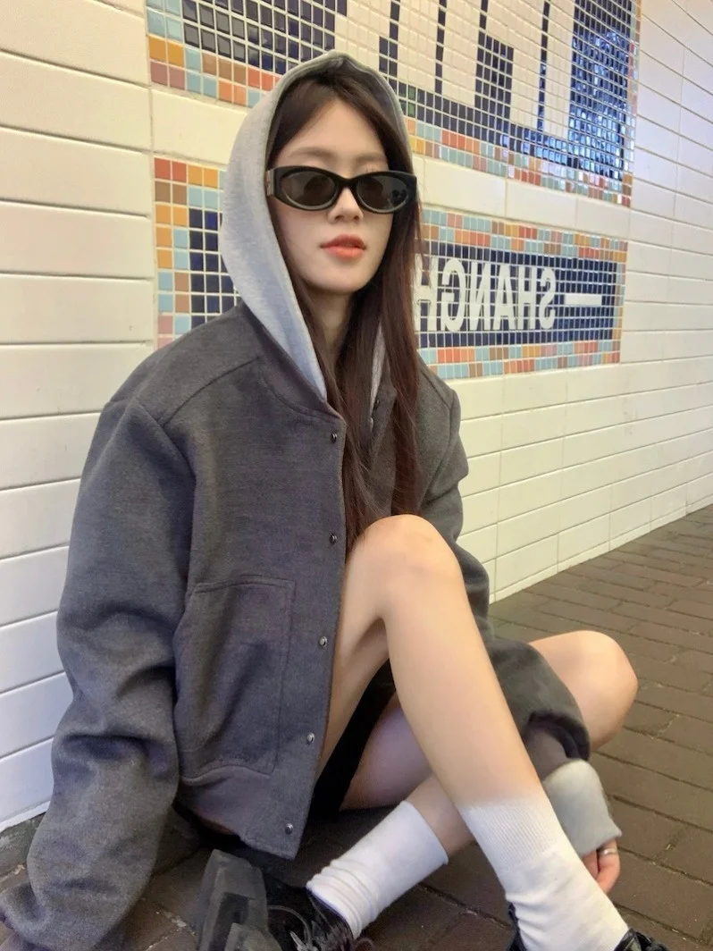 Ретро-куртка с капюшоном и пэчворком для женщин, повседневная, высококачественная, свободного кроя, в бейсбольном стиле, для ранней весны, модная верхняя одежда
Ретро-куртка с капюшоном и пэчворком для женщин, повседневная, высококачественная, свободного кроя, в бейсбольном стиле, для ранней весны, модная верхняя одежда