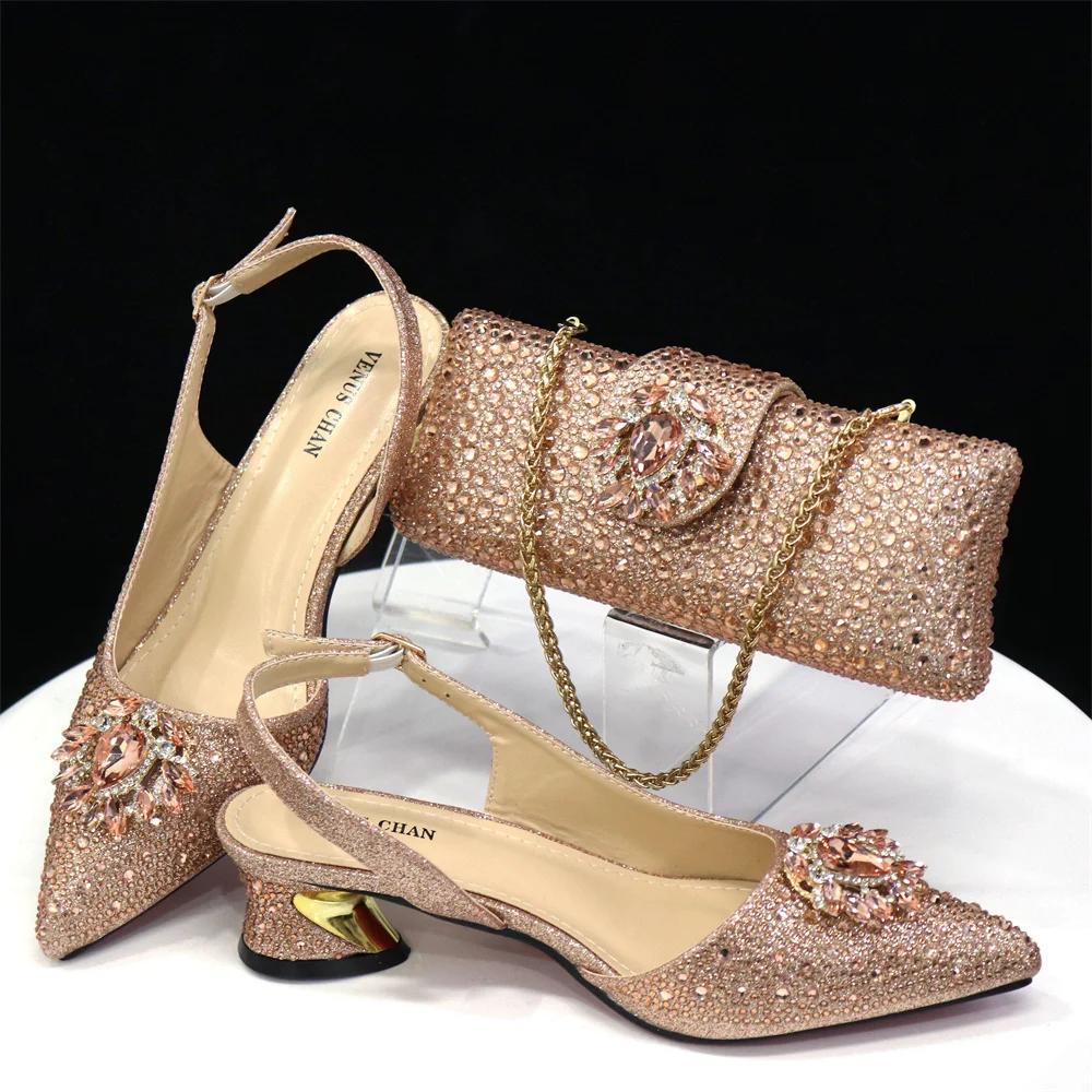 2025 Simplicity High Quality Thin Heels Rhinestones Design Pointed Toe Ladies Sandals with Bag Set in Champagne Color For Party
2025 Simplicity High Quality Thin Heels Rhinestones Design Pointed Toe Ladies Sandals with Bag Set in Champagne Color For Party