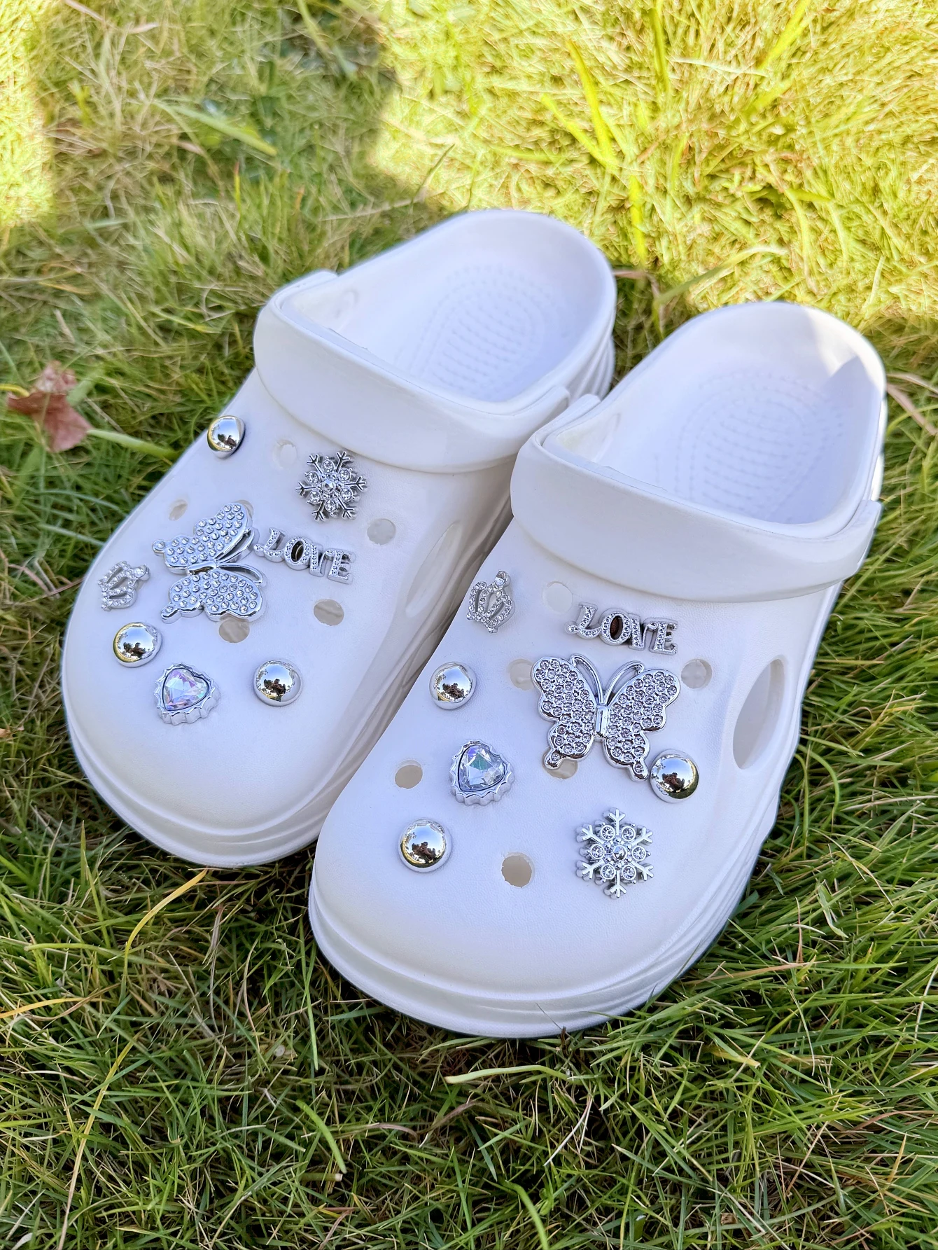 16 pieces of Silver butterfly snowflake shoes for DIY Casual accessories - an interesting and multi-functional personalized way
16 pieces of Silver butterfly snowflake shoes for DIY Casual accessories - an interesting and multi-functional personalized way