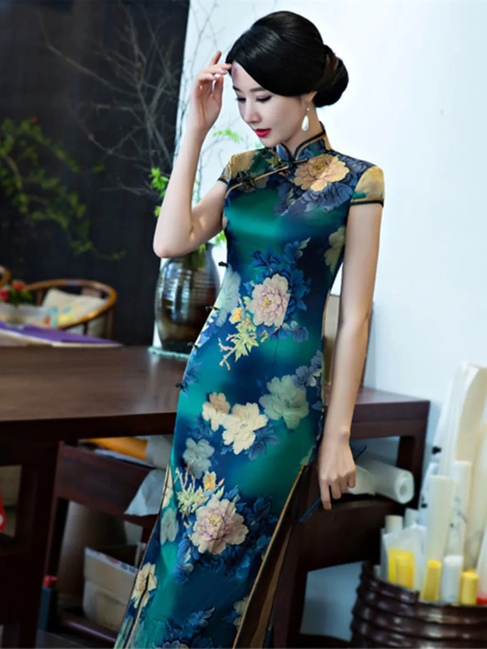 Ele Long Silk Qipao Rvated Version for Women High Slit Daily Wear No Sve Floral Patterned Traditional Chi...
Ele Long Silk Qipao Rvated Version for Women High Slit Daily Wear No Sve Floral Patterned Traditional Chi...