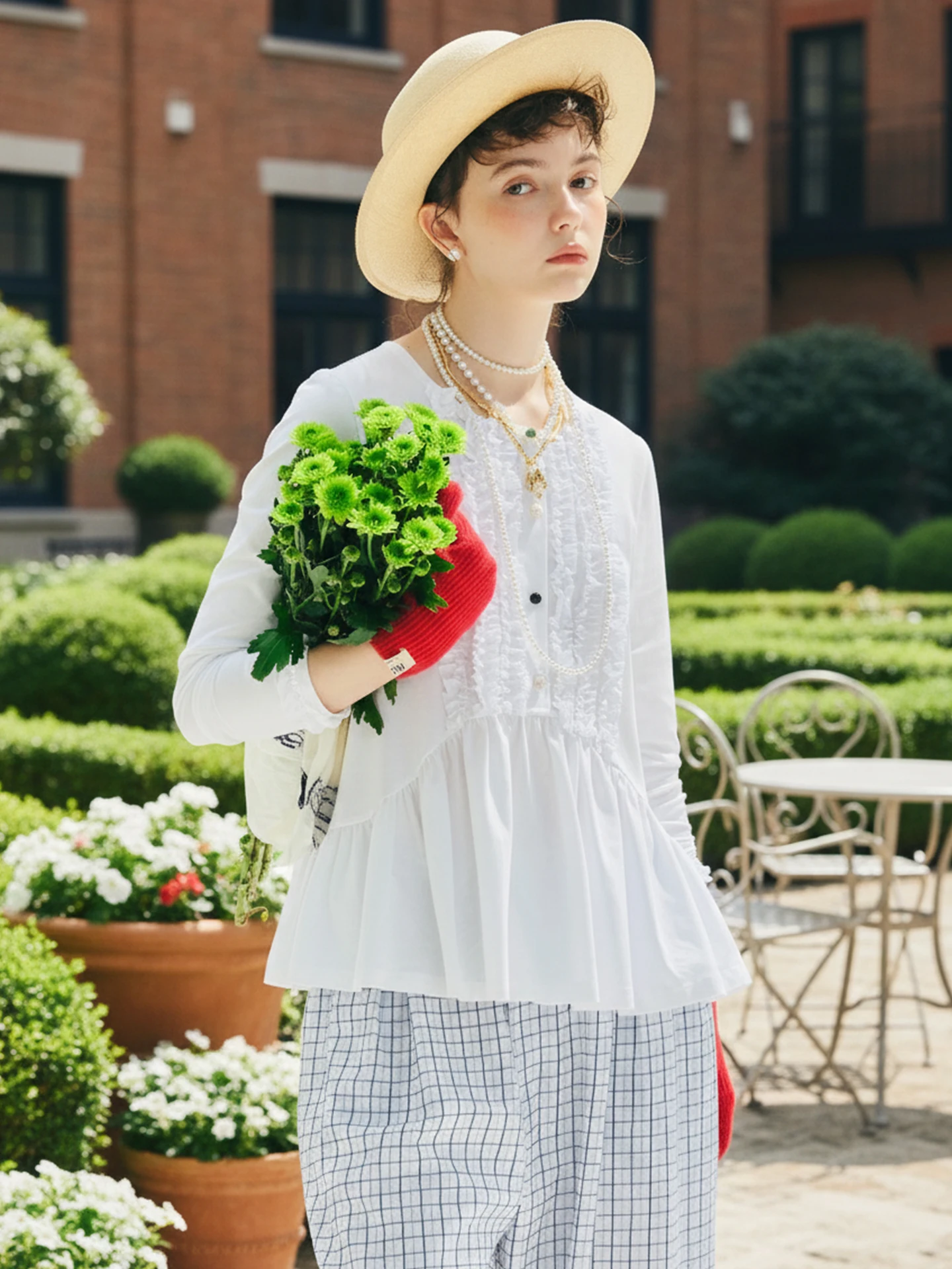 Женский белый топ с длинными рукавами, красочными пуговицами и рюшами 255132.
Женский белый топ с длинными рукавами, красочными пуговицами и рюшами 255132.