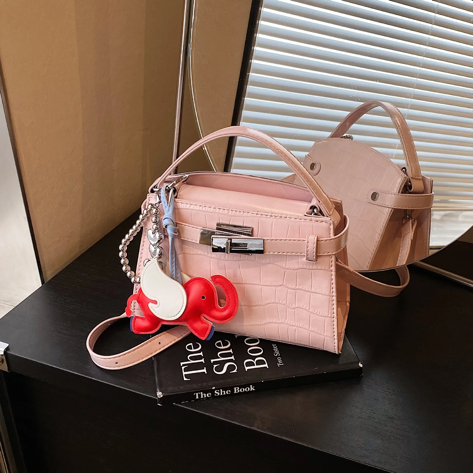 2025 Mini Kelly Bag - Women's Luxury Crossbody Purse, Fashionable Shoulder Handbag for Summer, Elegant Small Top Handle Bag
2025 Mini Kelly Bag - Women's Luxury Crossbody Purse, Fashionable Shoulder Handbag for Summer, Elegant Small Top Handle Bag