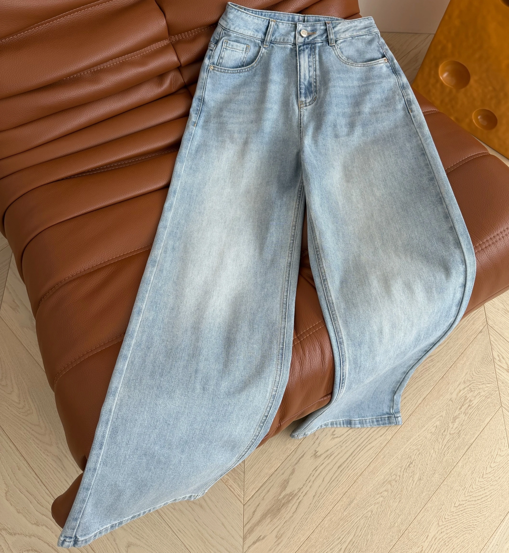 Retro Washed Logo Pattern Wide Leg Jeans Slim Straight High Waist Denim Pants Women's Fashionable Vintage Style Autumn Spring
Retro Washed Logo Pattern Wide Leg Jeans Slim Straight High Waist Denim Pants Women's Fashionable Vintage Style Autumn Spring