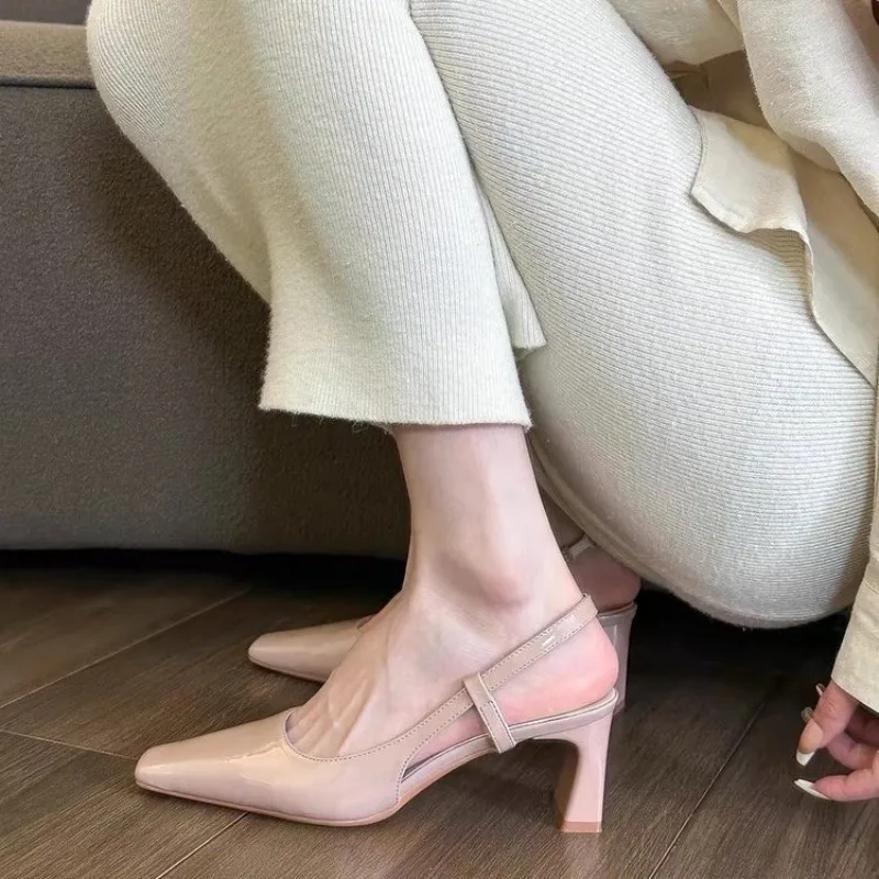 2025 г. Модная повседневная женская обувь с мягким квадратным носком и пряжкой на ремешке, новый стиль с простым темпераментом, летние пустые высокие каблуки сзади 
2025 г. Модная повседневная женская обувь с мягким квадратным носком и пряжкой на ремешке, новый стиль с простым темпераментом, летние пустые высокие каблуки сзади